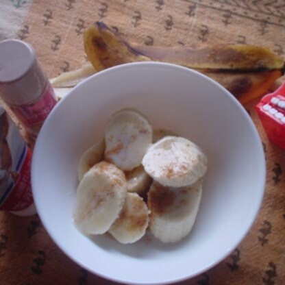 朝食のデザートにいただいたよ❤甘い練乳バナナとシナモンが良い香り～❤旨そなデザート見つけて歯ニーカタカタ走って来たけどバナナの皮で滑ってコテッwそんなバナナ～笑